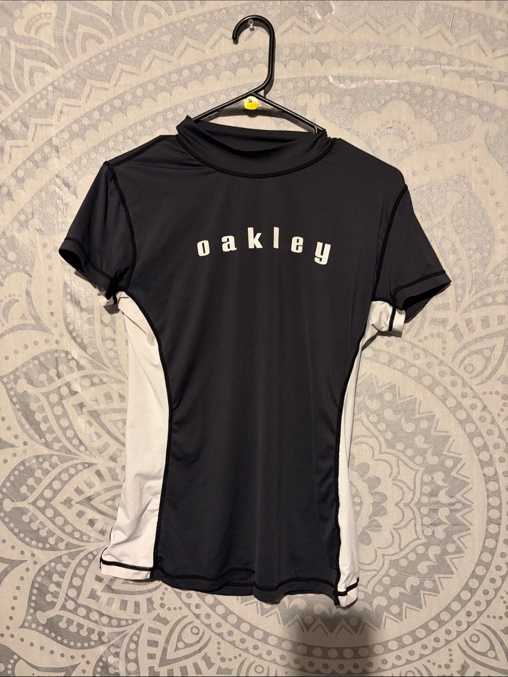 Oakley Colorblock Short Sleeve Rash Guard Large Black White Swim Shirt Mock Neck - Picture 1 of 5